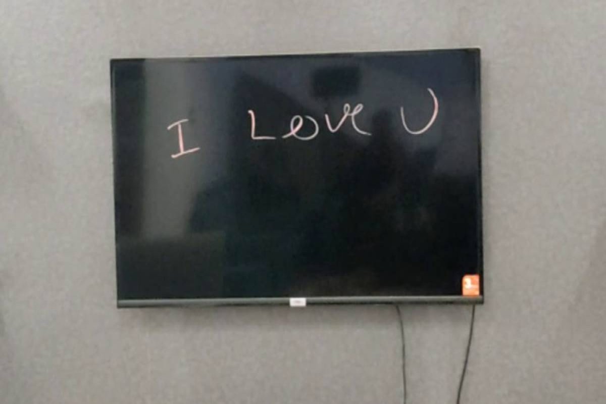 Theft of more than 20 lakhs in the house, then wrote I Love You on TV