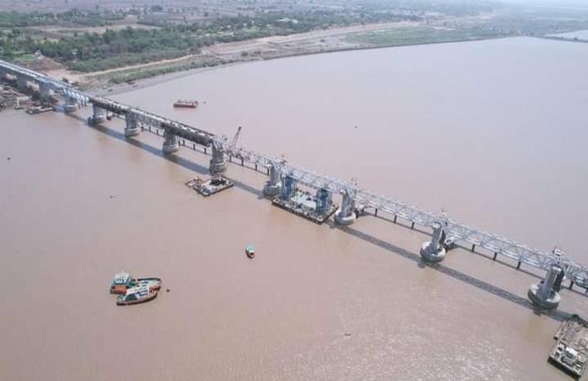 SPECIAL NEWS: रेलवे पुल बनकर तैयार, डबल डेकर मालगाड़ी गुजरेगी