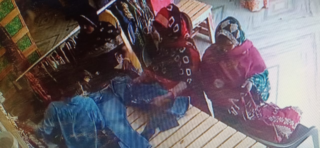 दुकान से पेंट चुराते सीसीटीवी कैमरे में कैद हुई तीन महिलाएं