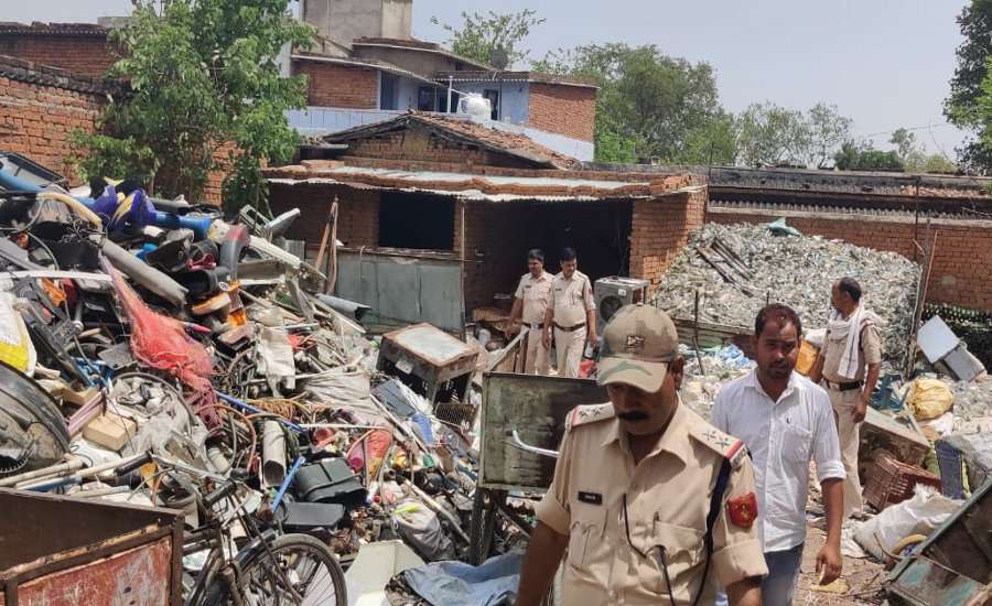 रात में 53 गुंडे-बदमाशों के घर पहुंची पुलिस ने दी ये हिदायत, 2 कबाड़ गोदाम भी किए सील