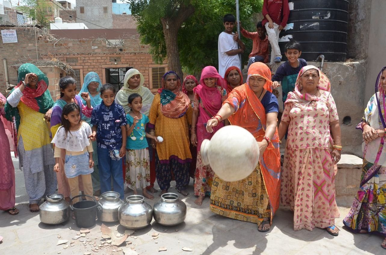 Water problem protest: महिलाओं ने मटकिया फोड़ किया प्रदर्शन, देखें Video...