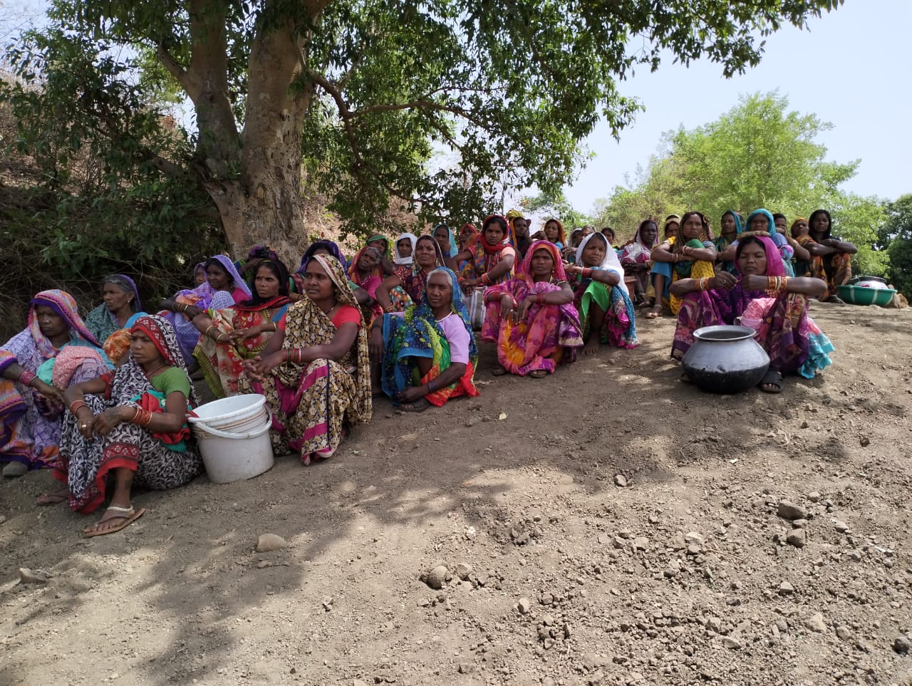 पानी की किल्लत के कारण मवेशियों के पानी से बुझा रहे ग्रामीण अपनी प्यास