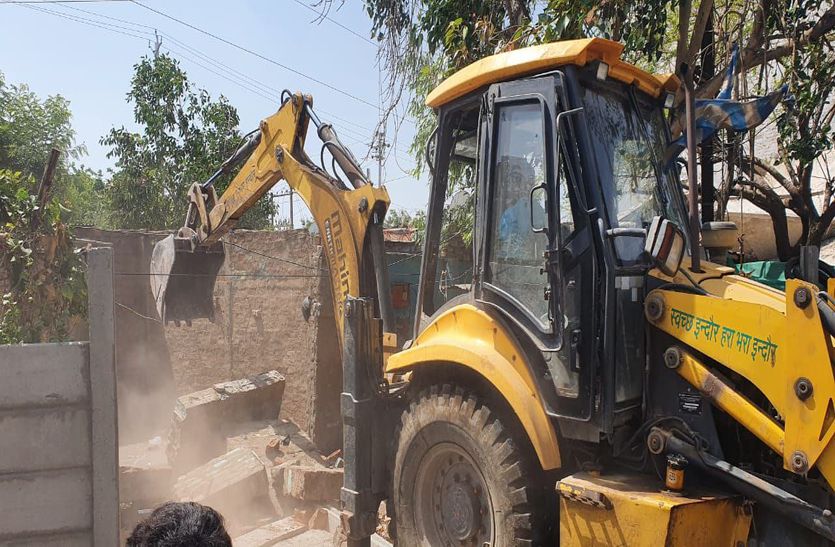 Indore News : बगीचे के जमीन पर अवैध निर्माण, चला नगर निगम बुलडोजर