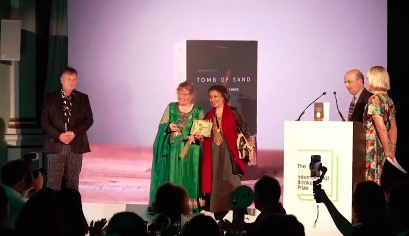 पहली बार हिंदी लेखिका को मिला अंतरराष्ट्रीय बुकर पुरस्कार