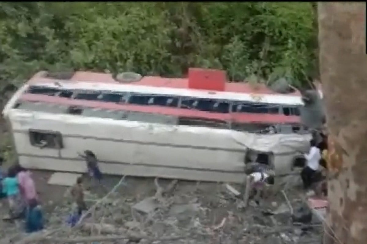Bus fell into 25 feet deep gorge in Palghar, Maharashtra