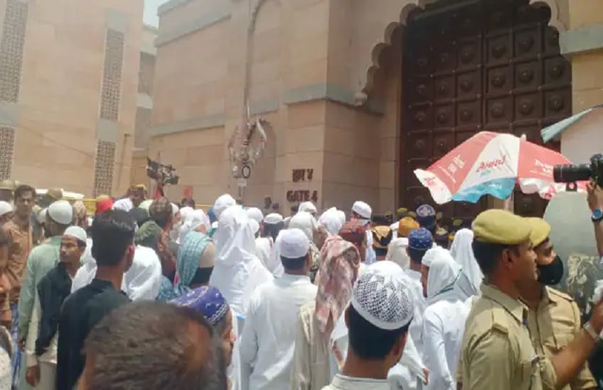 जुमे की नमाज के लिए ज्ञानवापी मस्जिद के बाहर जमा नमाजियों की भीड़ (फाइल फोटो)