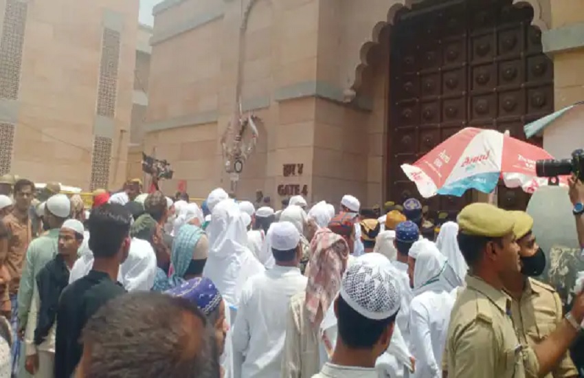 कड़ी सुरक्षा के बीच अदा की गई जुमे की नमाज, ज्ञानवापी मस्जिद में भीड़ नियंत्रण को अंजुमन इंतजामिया कमेटी ने नमाजियों को आने से रोका