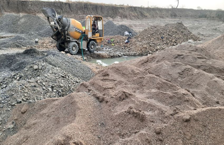 करोड़ों की लागत से बन रहे बैराज में मिट्टी वाली अमानक रेत का हो रहा उपयोग