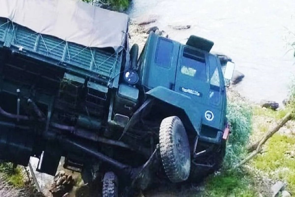 लद्दाख में सैनिकों को ले जा रहा ट्रक 60 फीट नीचे नदी में गिरा, 7 जवानों की मौत, कई घायल