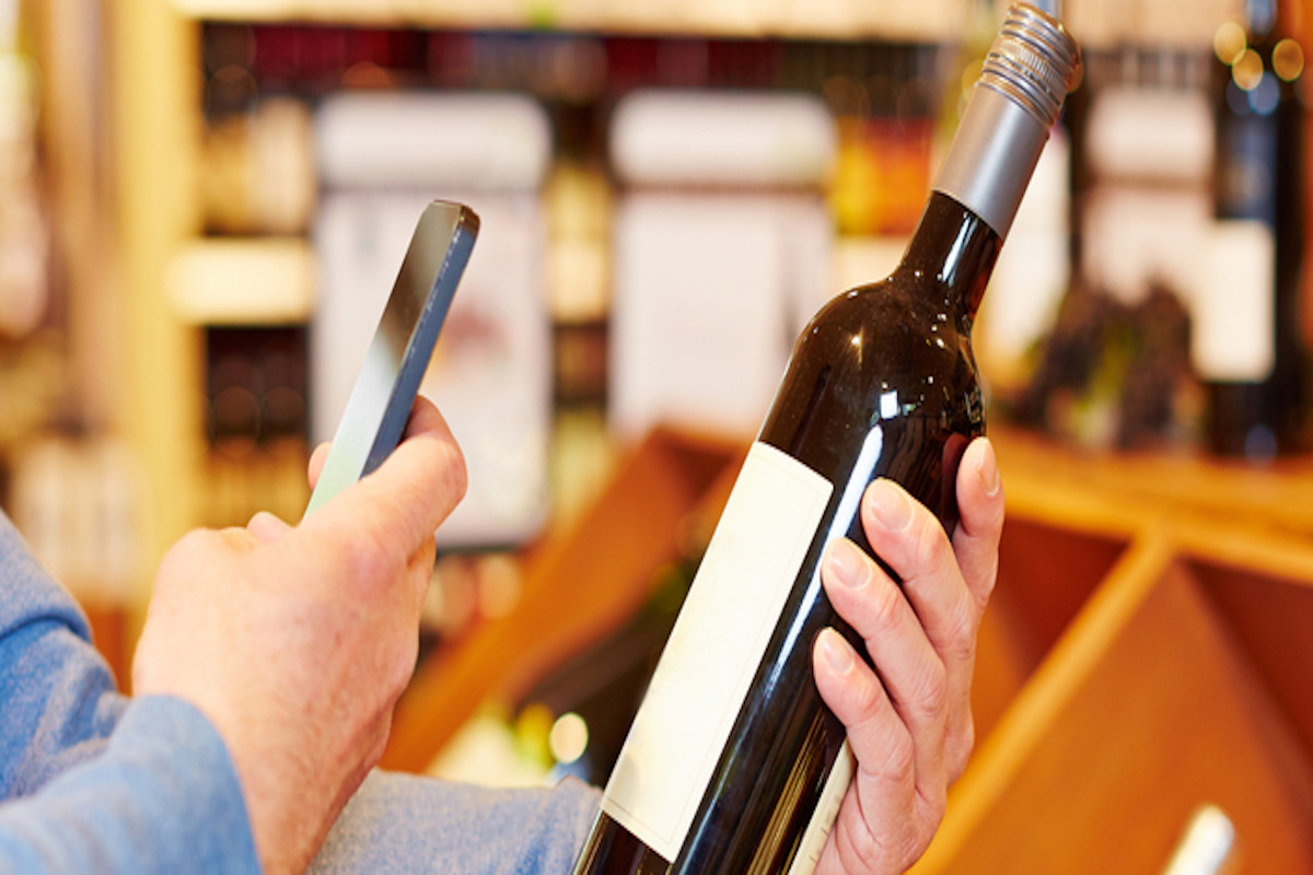 अब ग्राहक खुद मोबाइल एप के जरिये कर सकेंगे शराब के बोतल की जाँच