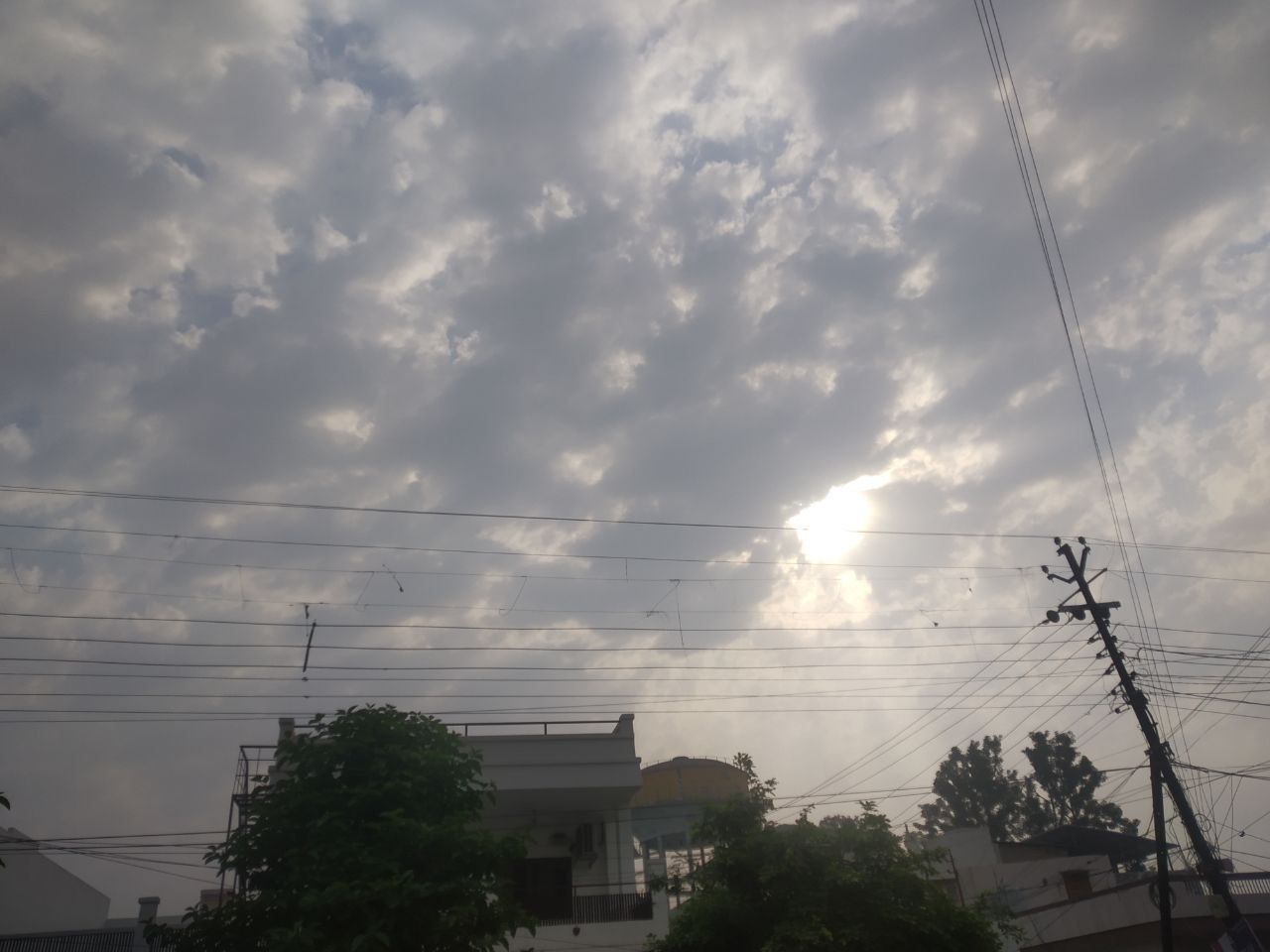 Meerut Weather update : 24 घंटे के भीतर मानसून की दस्तक, आसमान में हल्के बादलों के बीच ऐसा है मौसम का हाल