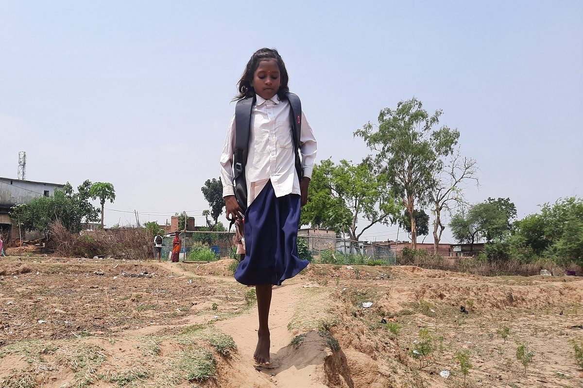 एक पैर पर 1 किलोमीटर दूर कूदकर जाती थी बिहार की ये 10 साल की बच्ची, जिला प्रशासन ने लगवाया आर्टिफिशियल पैर