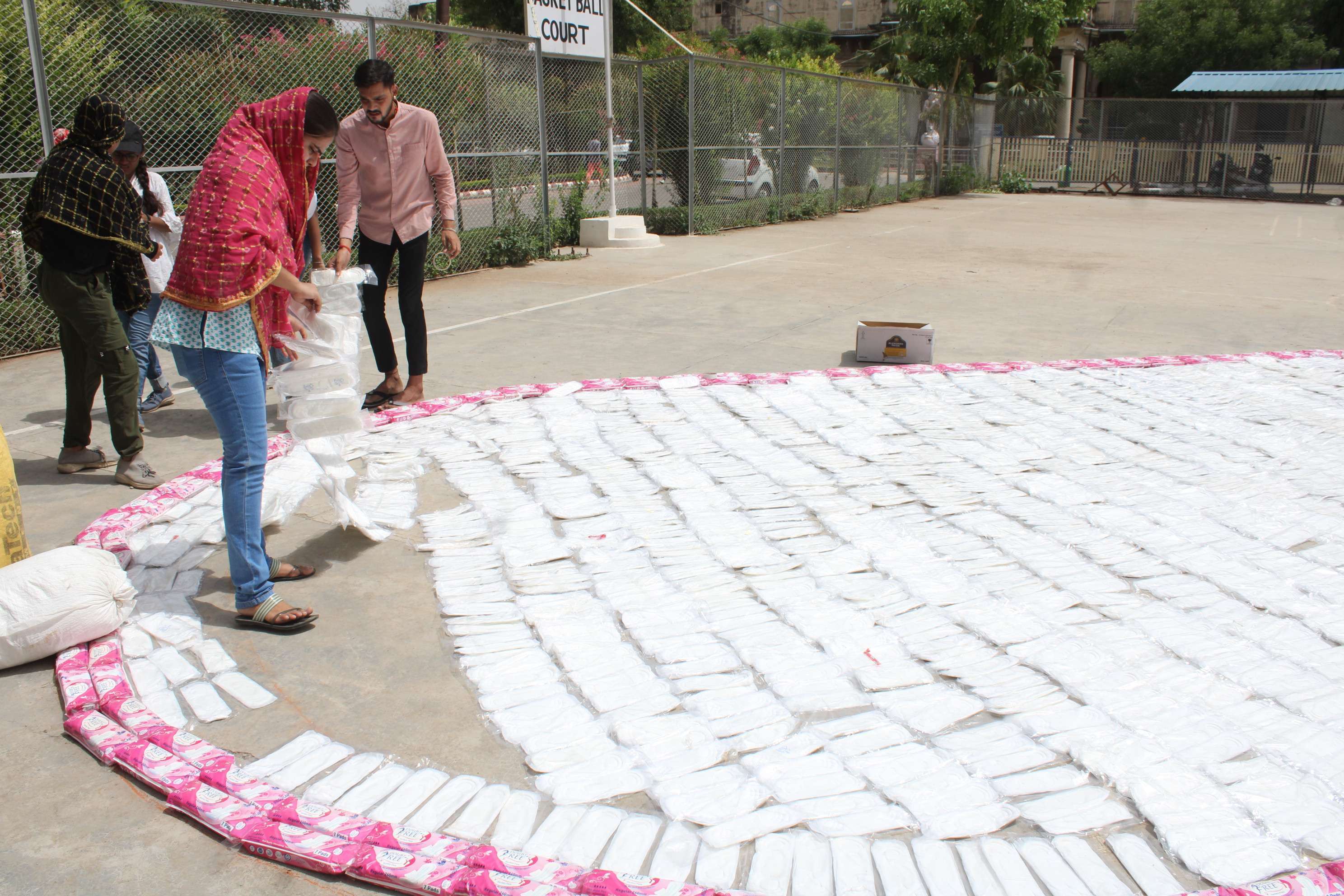 केआरजी कॉलेज में बनाया 100 फिट का सेनेटरी पैड जिसमे 12 हजार पैड का इस्तेमाल हुआ