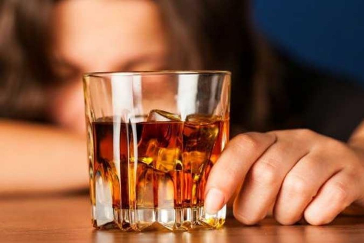 Alcohol and Heart Attack : शराब पीने वालों को हार्ट अटैक का कितना रिस्क ? जानिए एक दिन में कितना पैग है खतरे का संकेत