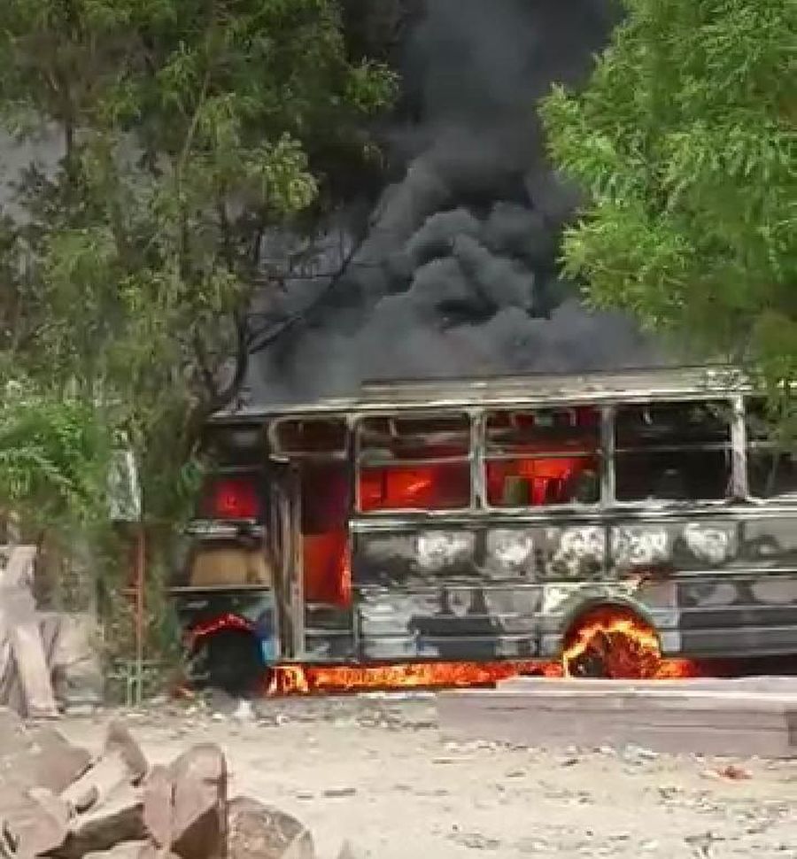 Burning Bus : सिर्फ इतने से विवाद में जला डाली बस, जानें क्या है कारण