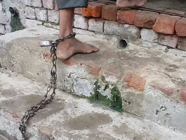 Madarsa student imprisoned in chains absconded | ये कैसा मदरसा: मदरसे में  जंजीरों में कैद था छात्र, भाग निकला तो शरीर पर मिले बेंत के निशान | Patrika  News