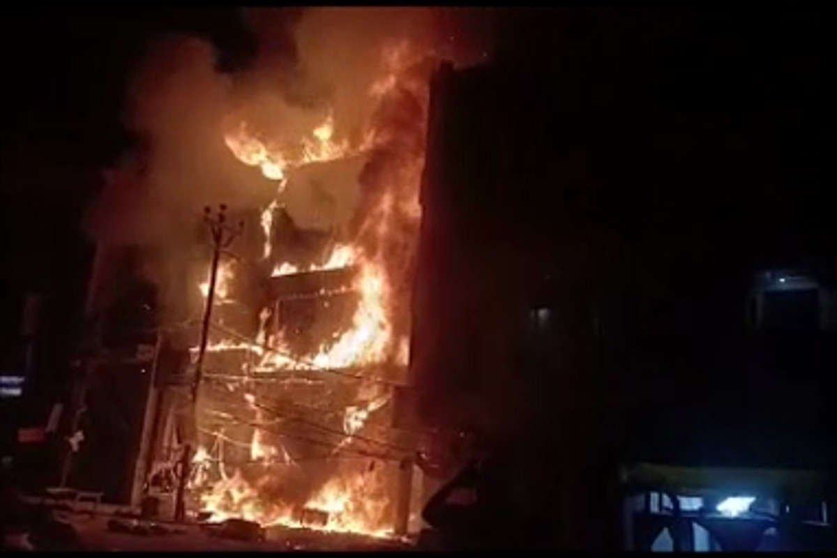 Fire in atm : दो एटीएम में शॉर्ट सर्किट से लगी भीषण आग, पूरा कैश जलकर राख