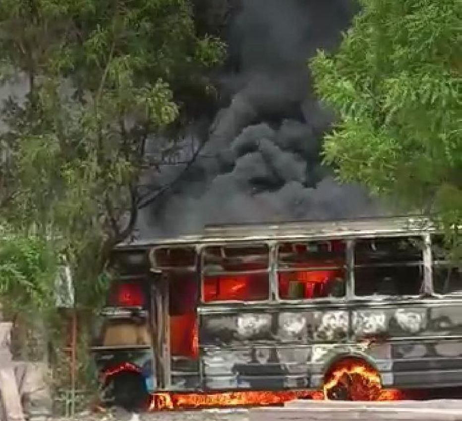 Fire in Bus: बस में लगी भीषण आग, धूं-धूं कर जलती बस का देखें Video...