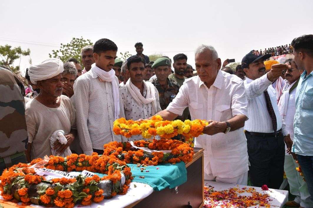 Martyr Subedar Bajranglal Dukia cremated with military honors