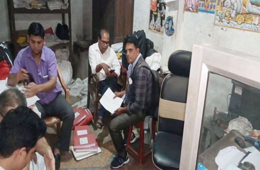 After the fraud of crores of rupees, Sagar's team saw documents in Khimlasa post office
