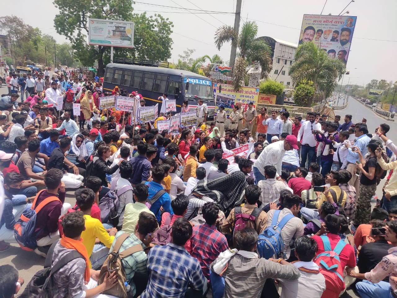 देवास: कॉलेज नहीं जाने की बात करके सैकड़ों विद्यार्थियों ने एबी रोड पर कर दिया चक्काजाम, बीच सड़क पर नारेबाजी