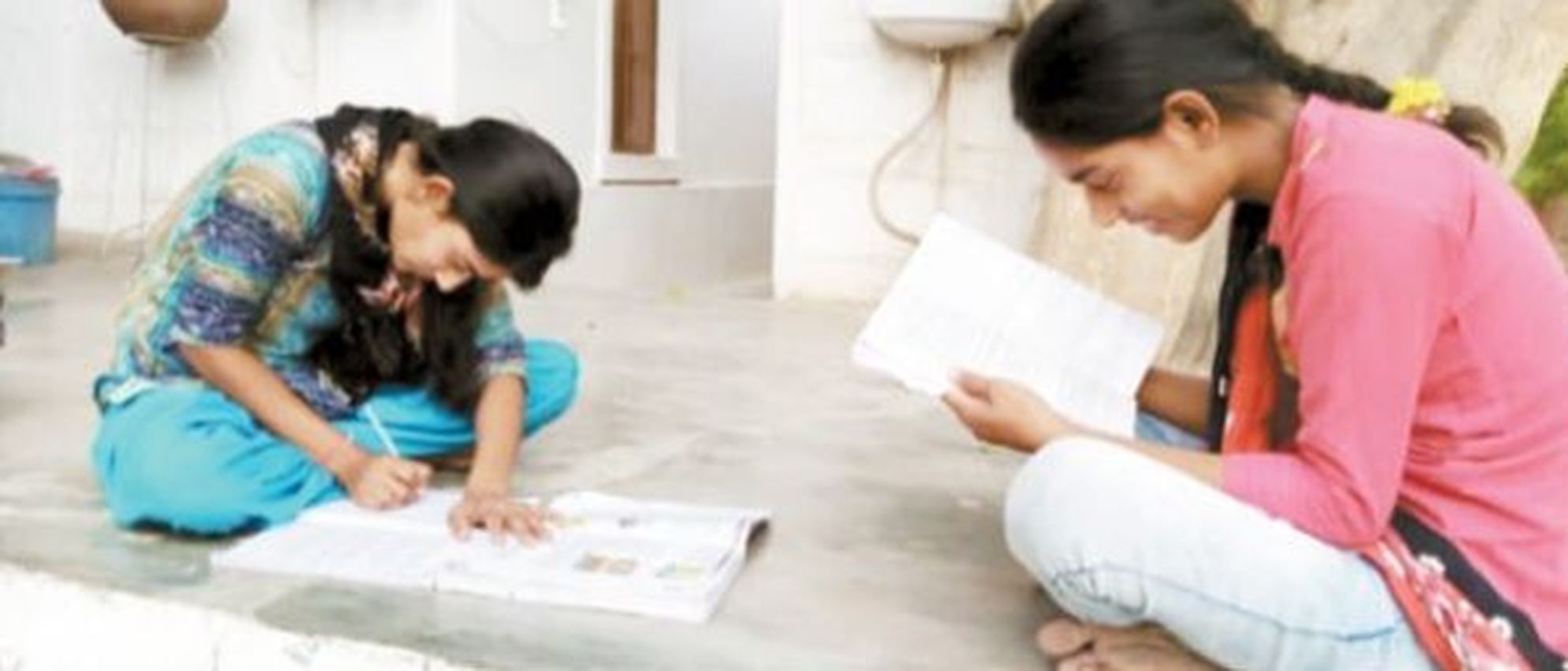 जुड़वा बहनों को पढ़ाई करनी थी, इसलिए छोड़ा पाकिस्तान