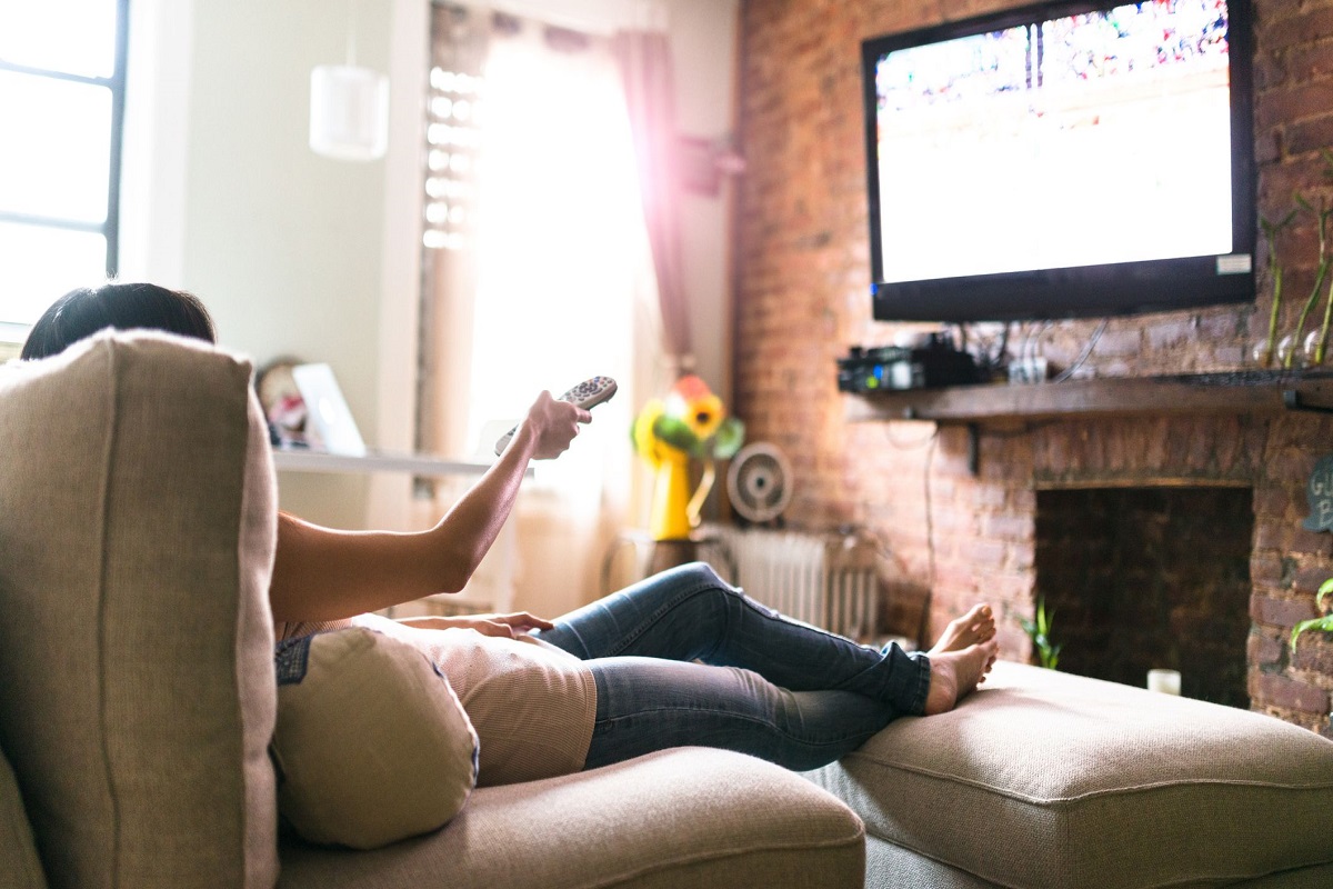  लगातार 4- 5 घन्टे देखते हैं टीवी तो सेहत को हो सकती है ये गंभीर समस्या,जानिए