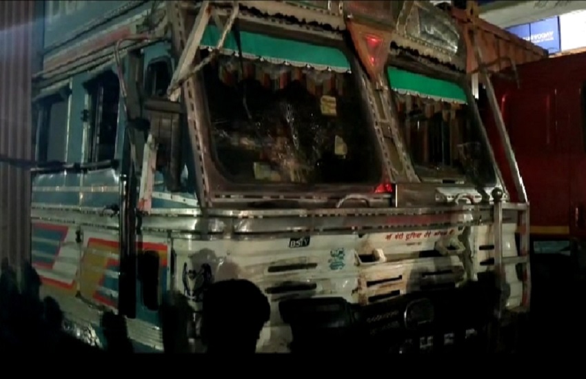 Gujarat Accident News : ट्रक की चपेट में आने से एक ही परिवार के चार सदस्यों की मौत