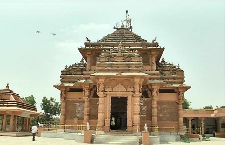 Gujarat  News : वीजा पाने के लिए हिन्दू-मुस्लिम दोनों रखते हैं इस मंदिर में मन्नत