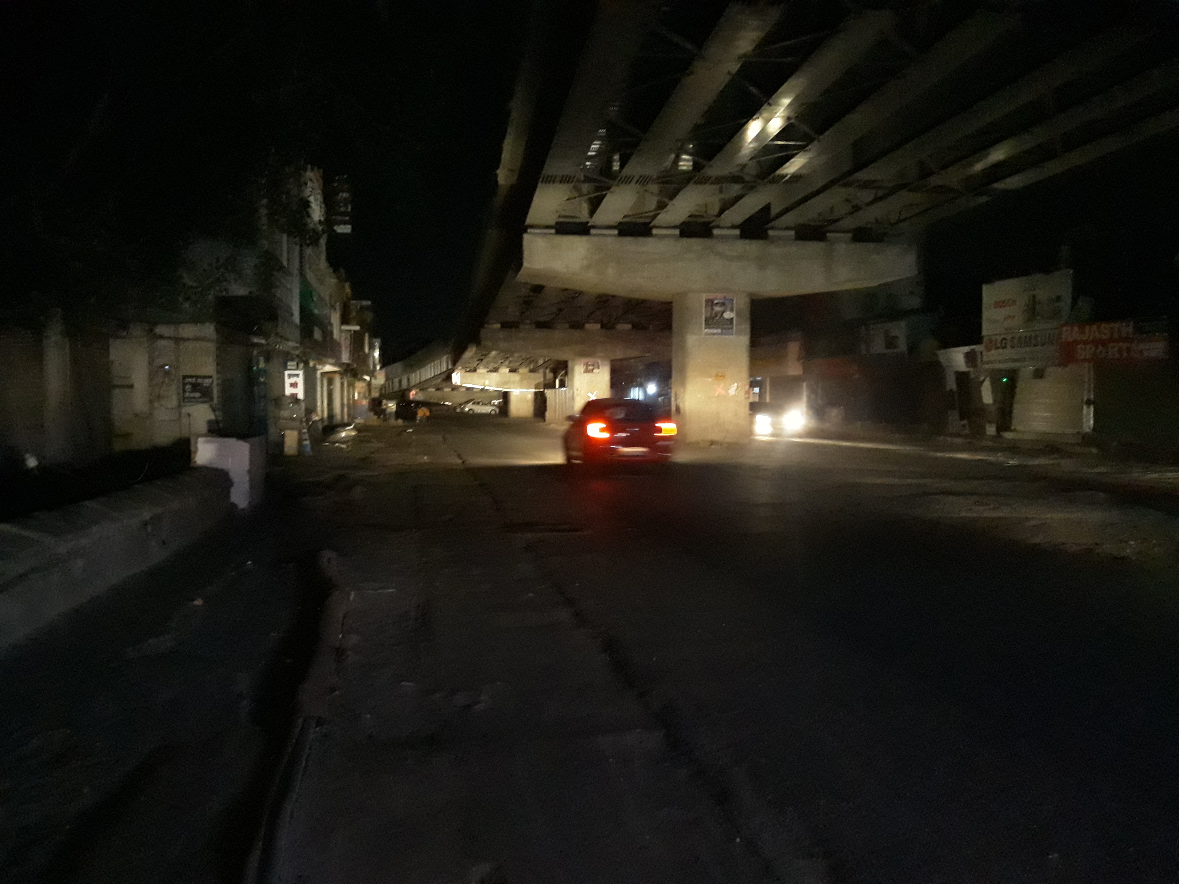 एलिवेटेड रोड : दो साल से अंधेरे में सड़कें, निर्माण भी कामचलाऊ रोशनी में