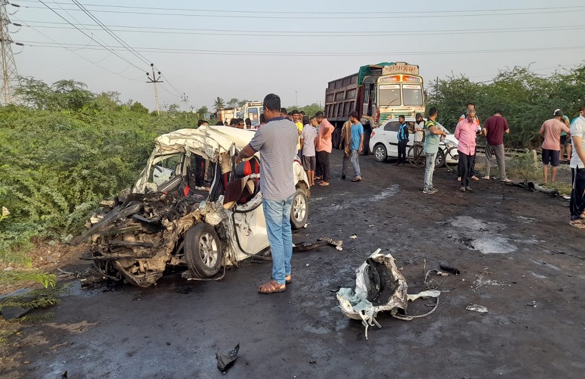 Gujarat Road accident Bhavnagar : कार-डम्पर भिड़ंत में चार लोगों की मौत