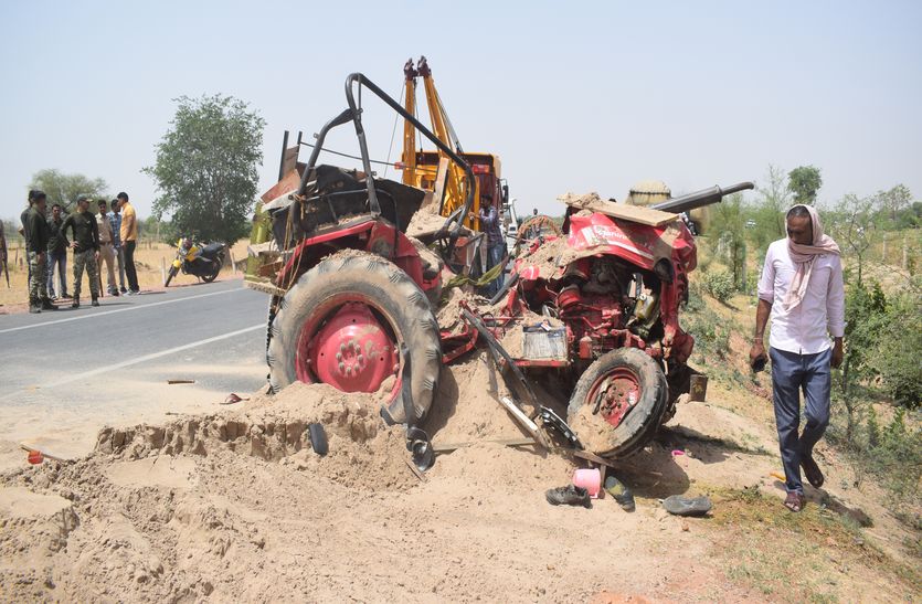 Illegal sand tractor collided with truck, gravel smuggler dies...watch video