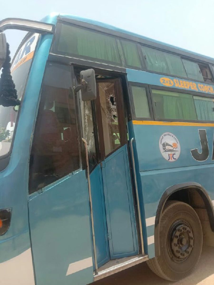 Attack on sleeper bus : यात्रियों से भरी स्लीपर बस पर हमला, जानें क्या है कारण