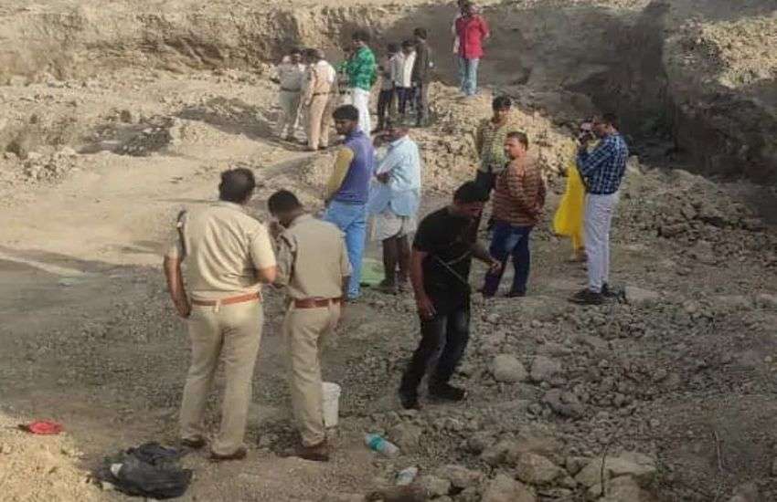 महिदपुर में पीली मिट्टी की खदान धंसी. दो मजदूरों की मौत