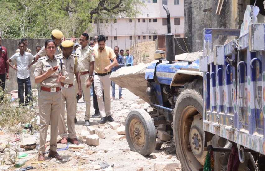 पुराने नर्सिंग हॉस्टल का भवन गिराते वक्त हादसा, एक श्रमिक की मौत