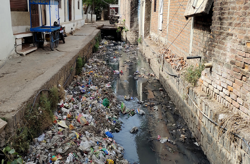 कचरे से लबालब शहर के नाले चौक, बारिश में सड़कों व गलियों में भरेगा गंदा पानी