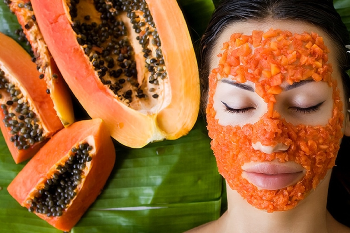 Papaya for Skin: चेहरे के दाग धब्बों को दूर करने के साथ निखार लाने में फायदेमंद होता है, पपीता