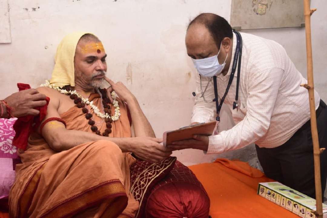 स्वामी अविमुक्तेश्वरानंद के स्वास्थ्य की जांच करते डॉक्टर