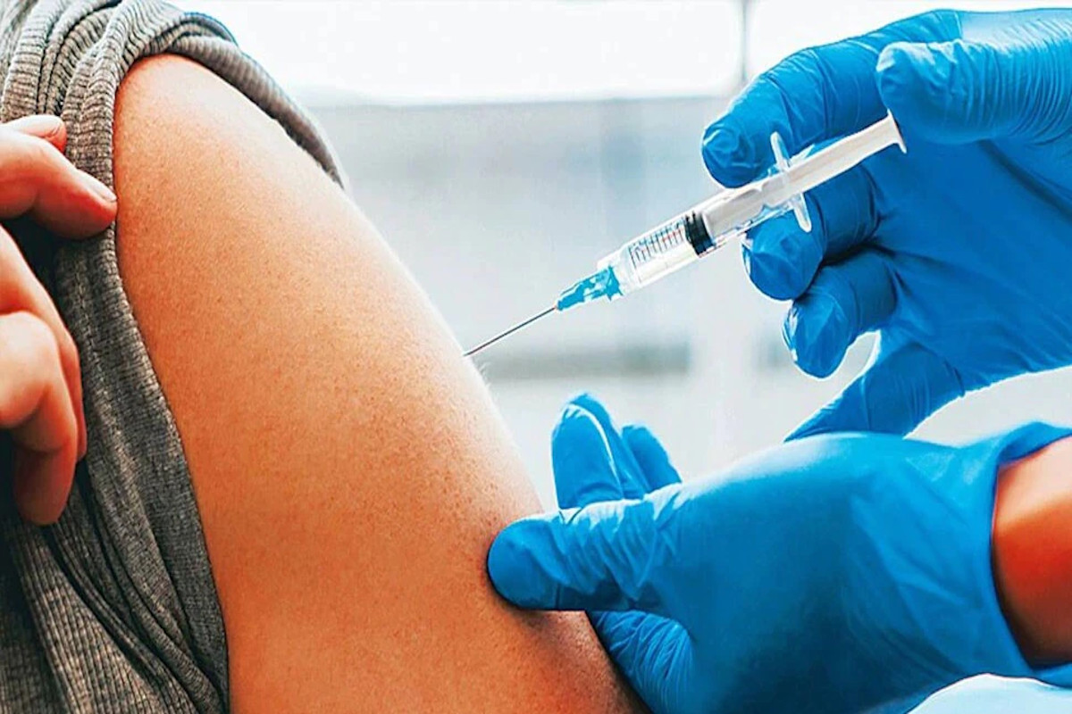 तेजी से गिर रहा संक्रमण का ग्राफ, टीकाकरण अभियान ने पकड़ी यूपी में रफ्तार