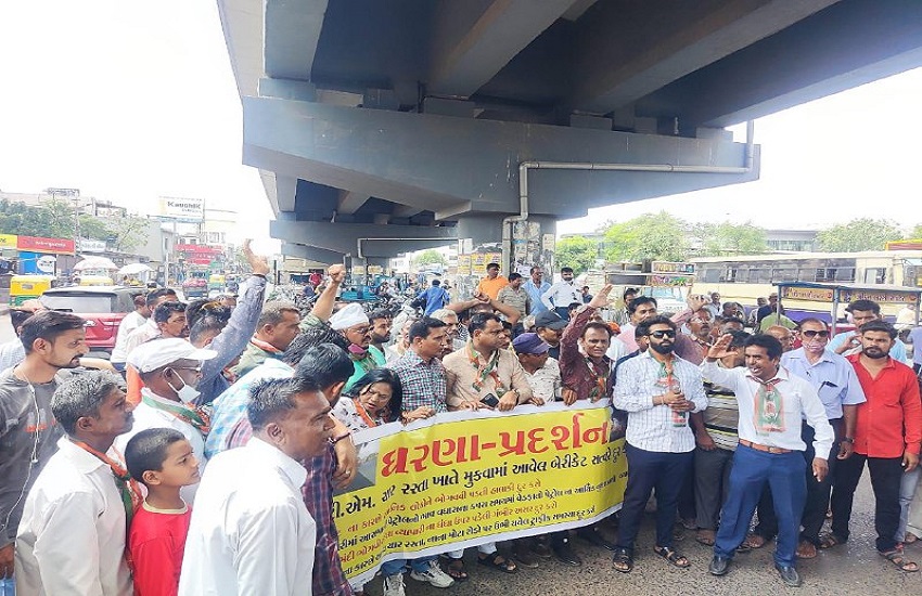 Ahmedabad: सीटीएम चार रास्ते पर बैरिकेडिंग का भारी विरोध, प्रदर्शन
