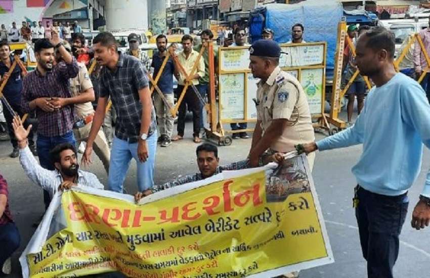 Ahmedabad: सीटीएम चार रास्ते पर बैरिकेडिंग का भारी विरोध, प्रदर्शन