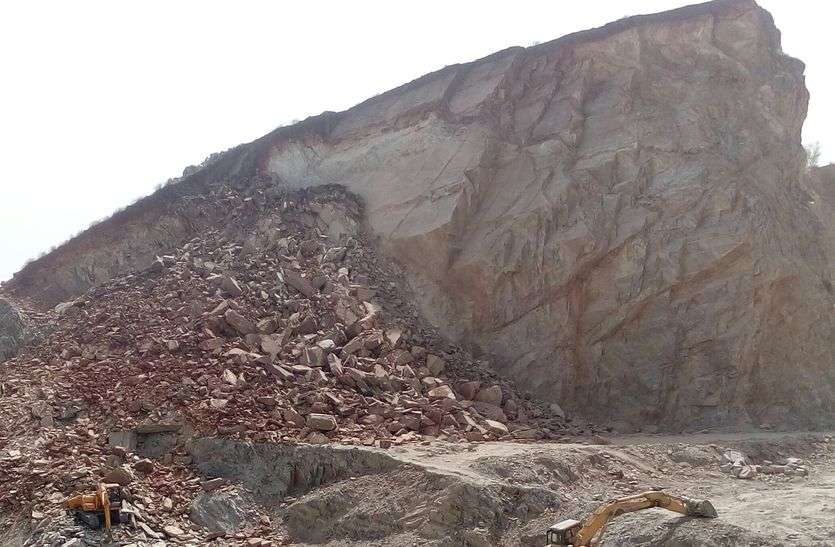 खनन से गिरा पहाड़ी का हिस्सा, हादसा टला