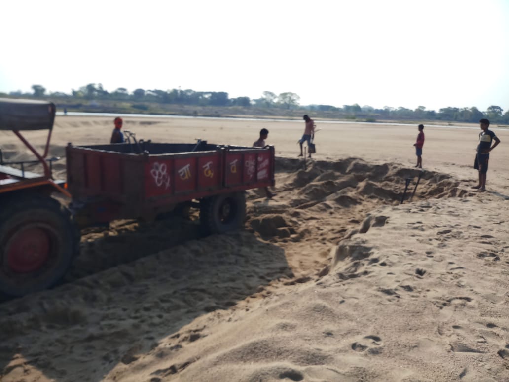 निस्तारी तालाब में किया जा रहा अतिक्रमण