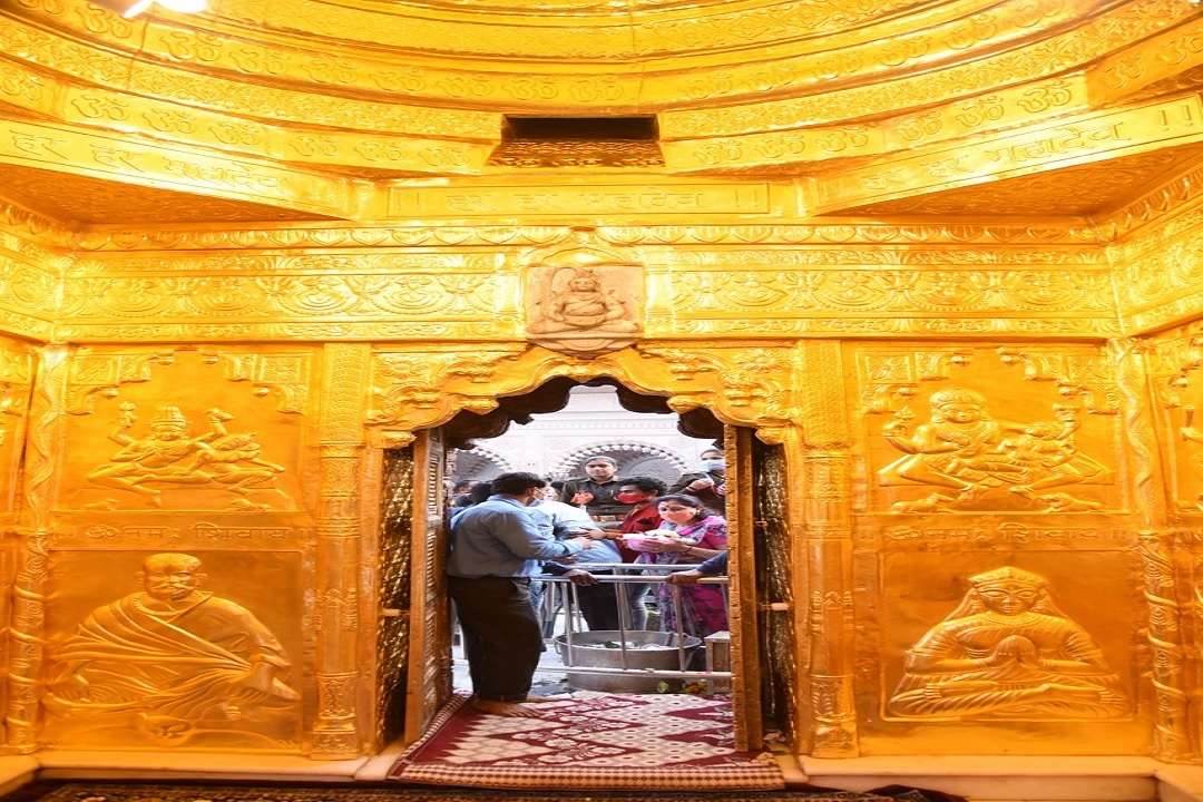 काशी विश्वनाथ मंदिर गर्भगृह की भीतरी दीवारें स्वर्णमंडित