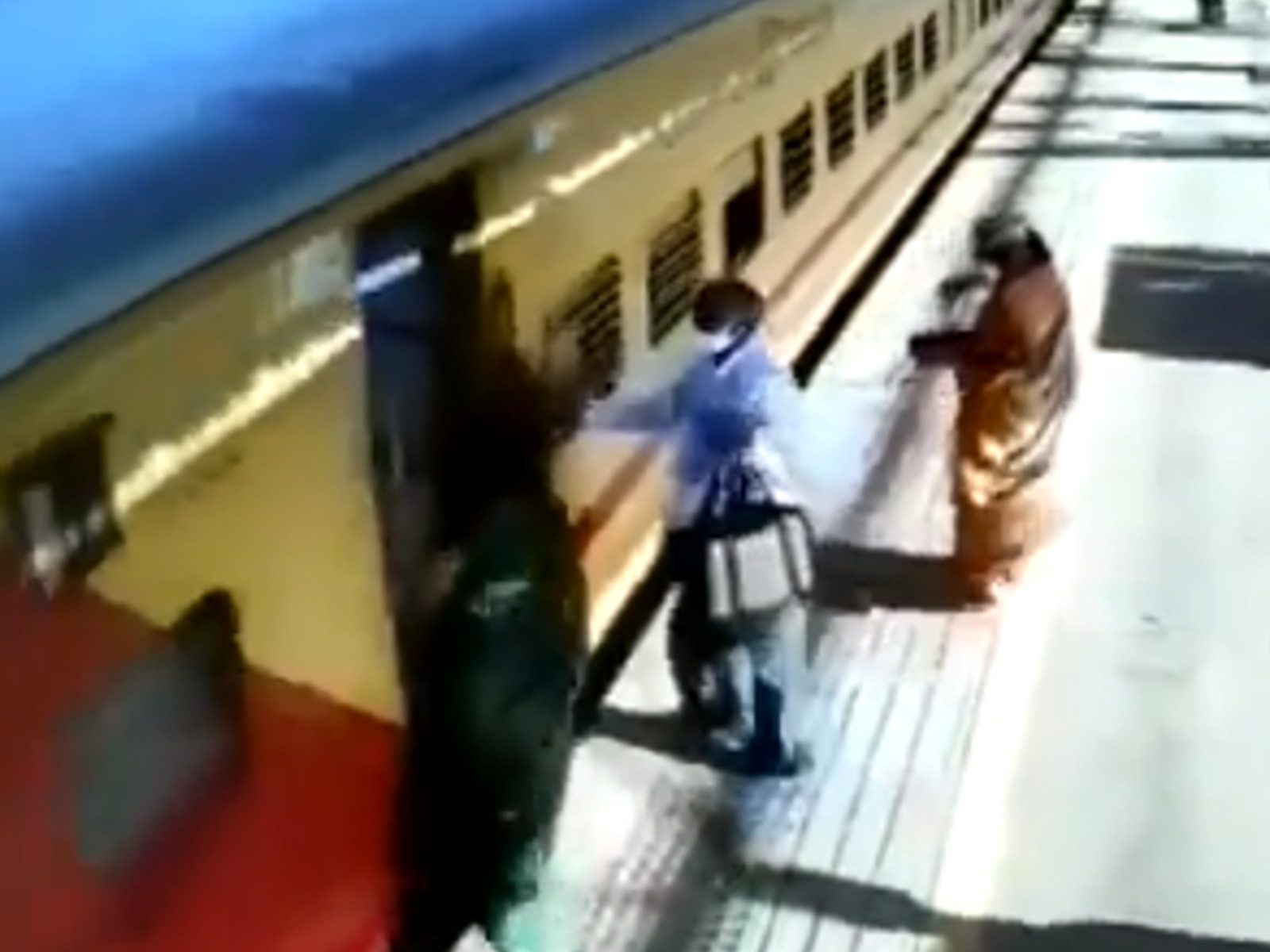 मिर्जापुर मे ट्रेन चढ़ते समय महिला का पैर चला गया सीढ़ियों से नीचे, फिर ड्राइवर ने चला दी ट्रेन..