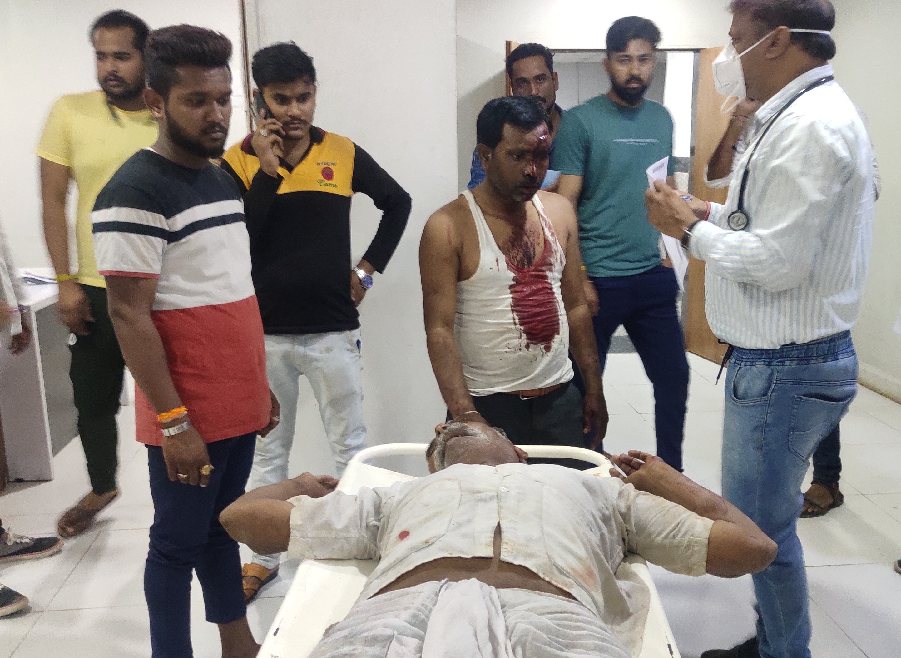 पंचायत चुनाव में बवाल: आतिशबाजी को लेकर दो पक्षों में चले हथियार, 12 घायल