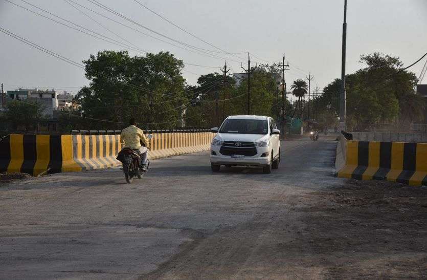 Indore News : भानगढ़ पुल तैयार, बिना फीता काटे ट्रैफिक शुरू