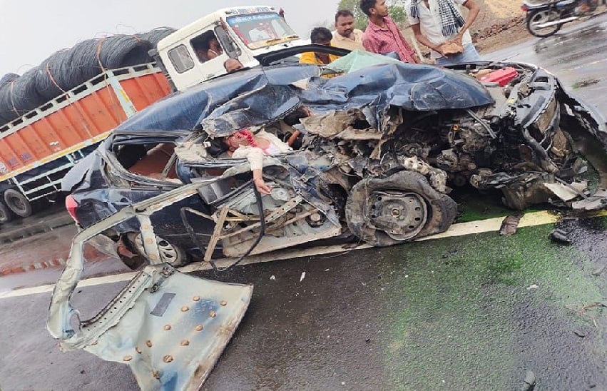 NH 52 Jhalawar Accident ...एनएच 52 एक्सीडेंट,5 की मौत,  ट्रोले की टक्कर से कार चकनाचूर, कांच के तरह बिखर गई बाइक