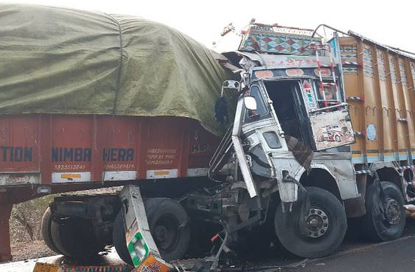 Three died in collision between two trucks in banswara