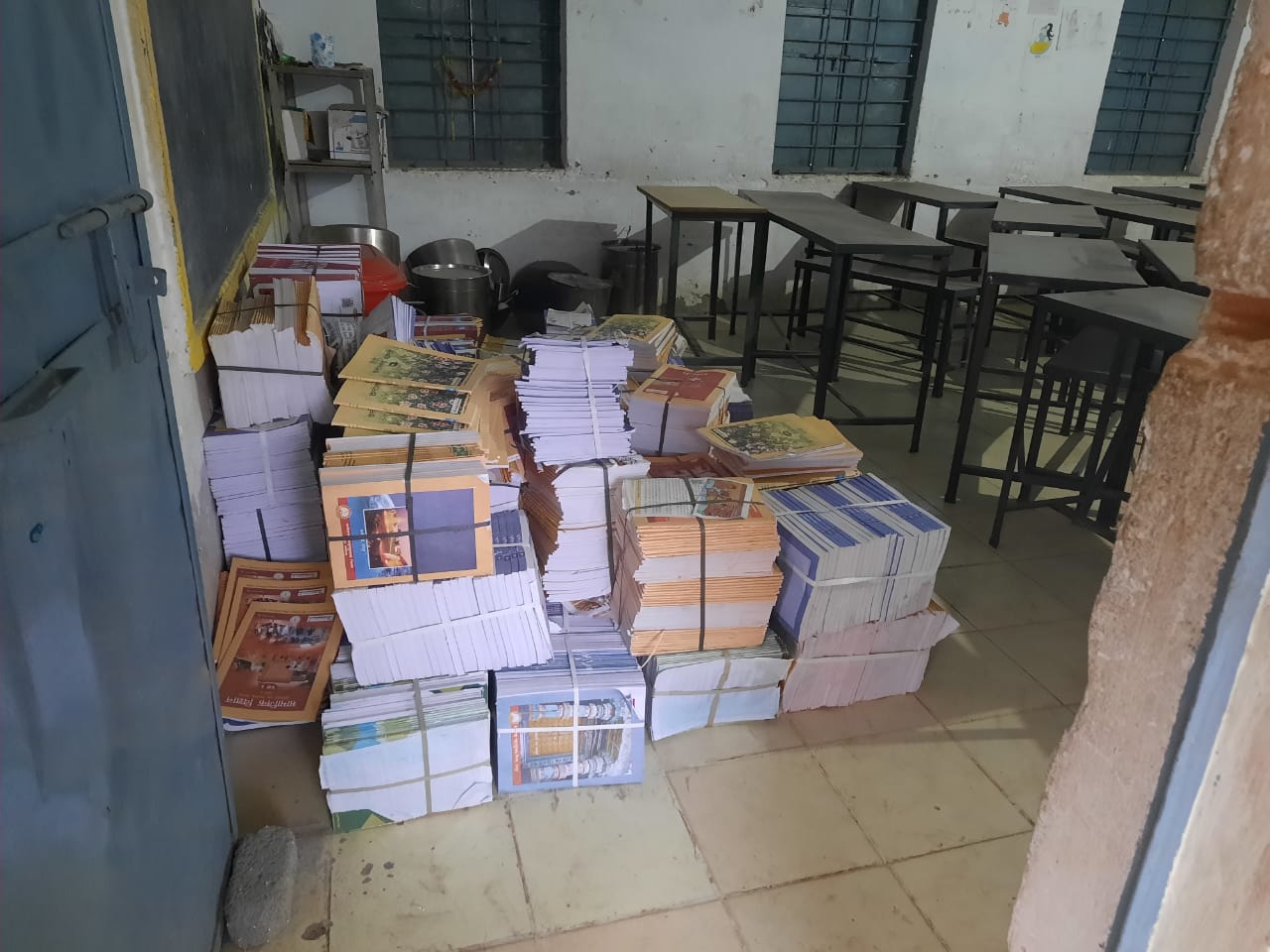 किताबें और गणवेश नहीं पहुंची स्कूलों में, कैसे मनेगा प्रवेशोत्सव